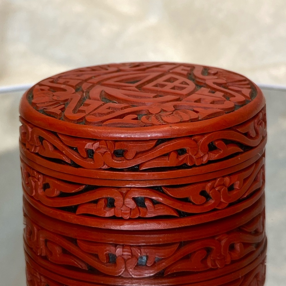 Chinese Carved Cinnabar Round Lacquer Trinket Box EUC